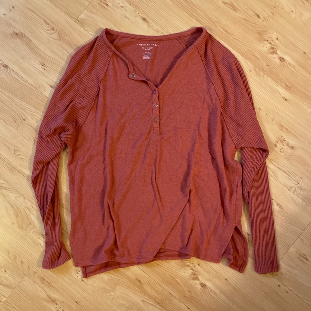 Coral American Eagle henley style top!
